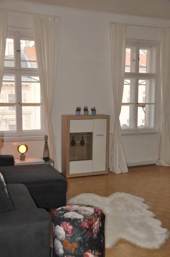 Wunderschone Altbauwohnung In Zentraler Lage Wien エクステリア 写真